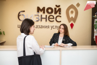 В центре 